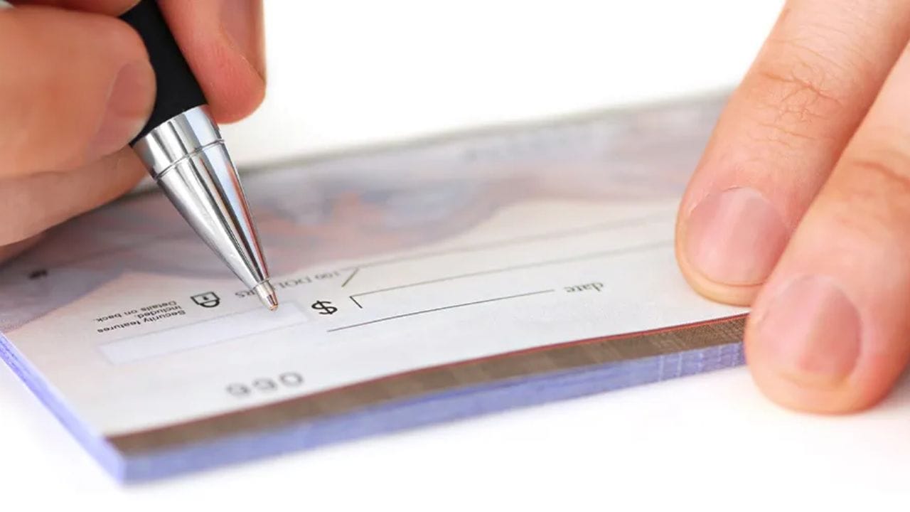 નિષ્ણાતો સલાહ આપે છે કે ક્યારેય પણ સહી કરેલો ખાલી ચેક આપવો જોઈએ નહીં. જો આપવો જ પડે, તો તેમાં તારીખ અને રકમ સ્પષ્ટ લખવી જોઈએ અને "Account Payee Only" લખવું વધુ સુરક્ષિત માનવામાં આવે છે. ઉપરાંત, ચેક આપતા પહેલા તેની જરૂરિયાત અને સામેની વ્યક્તિની વિશ્વસનીયતા વિશે સંપૂર્ણ ખાતરી કરવી જરૂરી છે.
