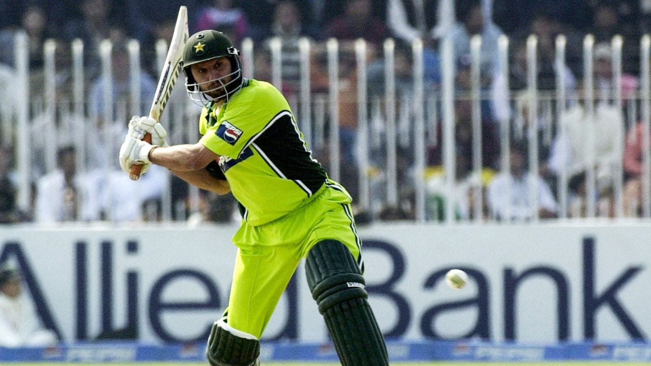 પાકિસ્તાનના  શાહિદ આફ્રિદીની બેટિંગ હંમેશા અનિશ્ચિત પરંતુ ખતરનાક રહી છે. તે પહેલી જ બોલથી એટેક શરૂ કરી દેતો અને ઘણી વખત અશક્ય જેવી સ્થિતિમાંથી મેચ જીતાડી દેતો. તેની સ્ટ્રાઈક રેટ અને લાંબા છગ્ગા તેને વિશ્વના બેસ્ટ ફિનિશરમાં એક બનાવે છે.