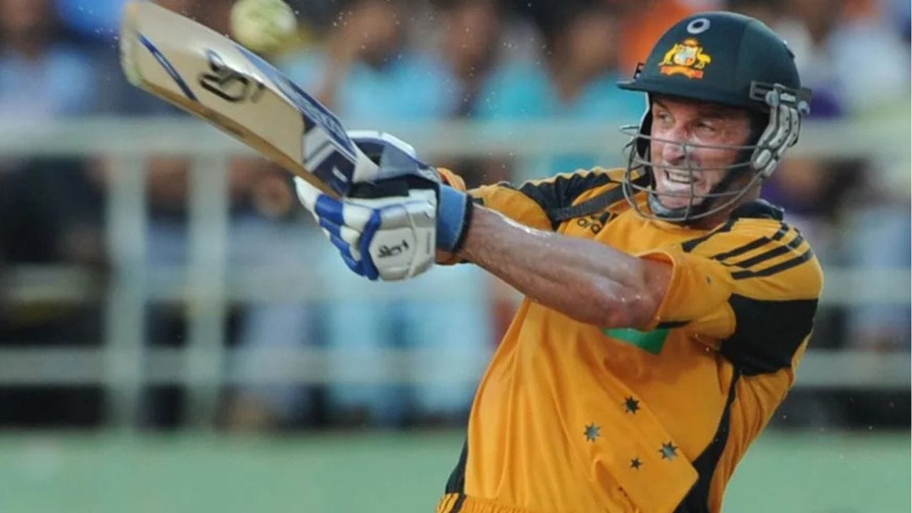 ઓસ્ટ્રેલિયાનો માઈકલ હસી એક ખૂબ જ સ્માર્ટ ફિનિશર હતો. તે પરિસ્થિતિ પ્રમાણે ગેમને કંટ્રોલ કરતો અને છેલ્લી ઓવર માં ગતિ વધારીને મેચ જીતાડતો. મિસ્ટર ક્રિકેટ તરીકે ફેમસ હસી મેચ ફિનિશ કરવામાં એક્સપર્ટ હતો. 