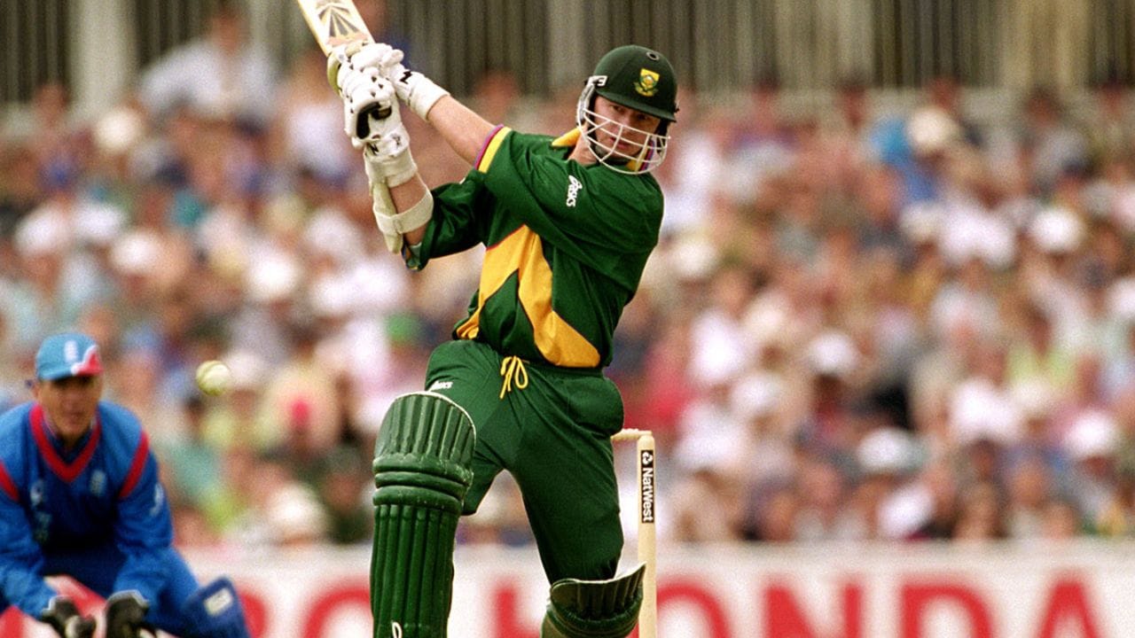 સાઉથ આફ્રિકાનો લાન્સ ક્લૂસનર તેની આક્રમક બેટિંગ માટે જાણીતો હતો. ખાસ કરીને 1999 વર્લ્ડ કપમાં તેણે દક્ષિણ આફ્રિકાને અનેક મેચ જીતાવી હતી. અંતિમ ઓવરોમાં તેમનો આત્મવિશ્વાસ અદભુત હતો.