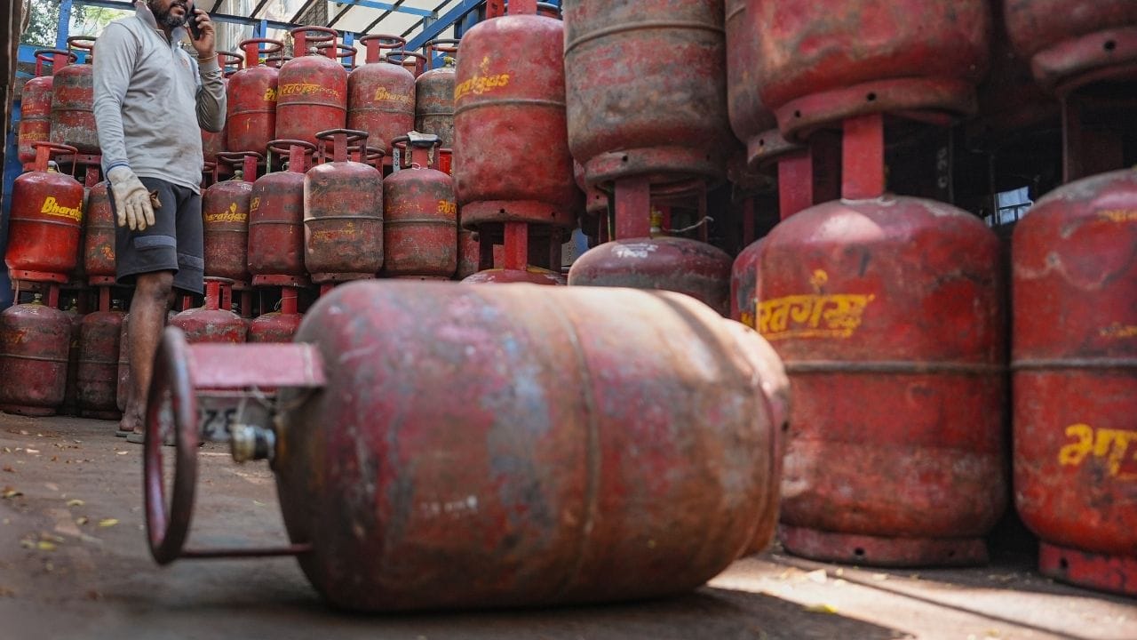  આપણા બધાના ઘરમાં અનેક એવી વસ્તુઓ હોય છે. જેને આપણે ધ્યાનથી જોઈએ તો આપણા મનમાં અનેક સવાલો થાય છે પરંતુ આપણે આના વિશે વધારે વિચારતા નથી. આજે આપણે સિલેન્ડર સાથે જોડાયેલી એક એવી જાણકારી વિશે વાત કરીશું. જેના વિશે તમને પણ વિચાર આવ્યો હશે.