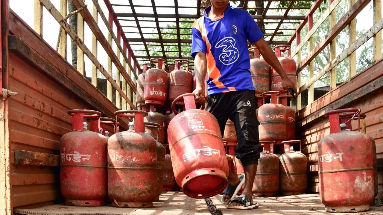 શું તમે ક્યારેય વિચાર્યું છે કે આ છિદ્રો શા માટે છે? તે ક્યાંય વસ્તુઓ ઉપાડવા અથવા ફિટ કરવા માટે નથી. ચાલો જાણીએ કે, આ છિદ્રો શા માટે આપવામાં આવે છે.