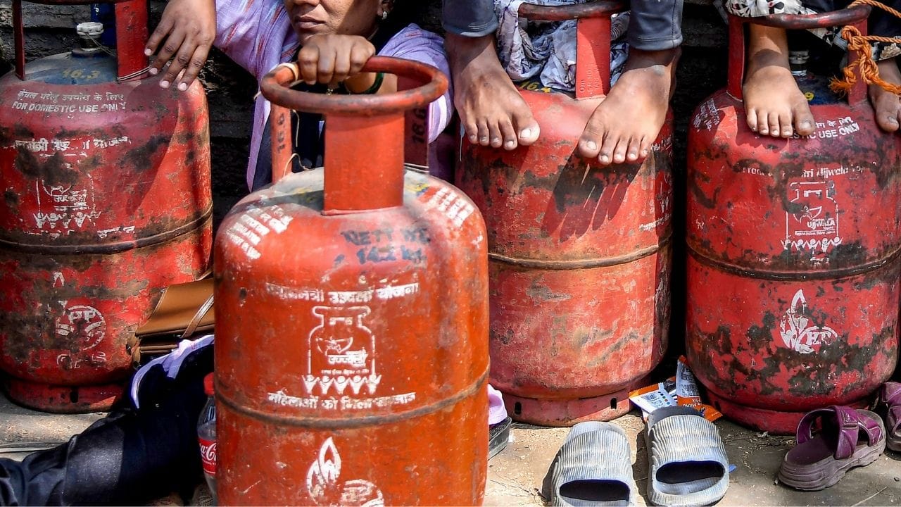 Ujjwala Yojna Rule Change: પ્રધાનમંત્રી ઉજ્જવલા યોજના (PMUY)ના કરોડો લાભાર્થીઓ માટે એક મહત્વપૂર્ણ ફેરફાર જાહેર કરવામાં આવ્યો છે. સરકારે સબસિડીવાળા LPG સિલિન્ડર માટેની વાર્ષિક મર્યાદા ઘટાડીને ફક્ત ચાર કરી છે. અગાઉ, આ મર્યાદા નવ સિલિન્ડર હતી. સરકાર જણાવે છે કે લાભાર્થીઓના સરેરાશ ગેસ વપરાશને ધ્યાનમાં લીધા પછી આ નિર્ણય લેવામાં આવ્યો હતો.