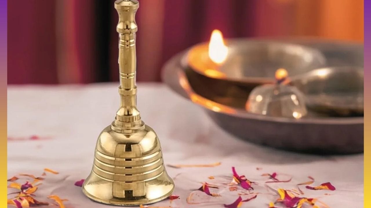 હિન્દુ ધર્મની માન્યતાઓ અનુસાર, પૂજાના સંદર્ભમાં ચોક્કસ નિયમો નક્કી કરવામાં આવ્યા છે. આવા જ એક નિયમમાં પૂજા કે આરતી સમયે ઘંટડી વગાડવાનો સમાવેશ થાય છે. શાસ્ત્રોમાં ઘંટડી વગાડવાની ક્રિયા અંગે ચોક્કસ માર્ગદર્શિકાઓ આપવામાં આવી છે, અને તે પૂજા દરમિયાન આમ કરવાથી સંકળાયેલ મહત્વ અને અંતર્ગત માન્યતાઓ પણ સ્પષ્ટ કરે છે. આજે, અમે તમારી સાથે પૂજા દરમિયાન ઘંટડી કેમ વગાડવામાં આવે છે અને આ પ્રથાથી થતા ફાયદાઓ અંગે કેટલીક મુખ્ય સમજ શેર કરીશું.(ફોટો ક્રેડિટ-Google)