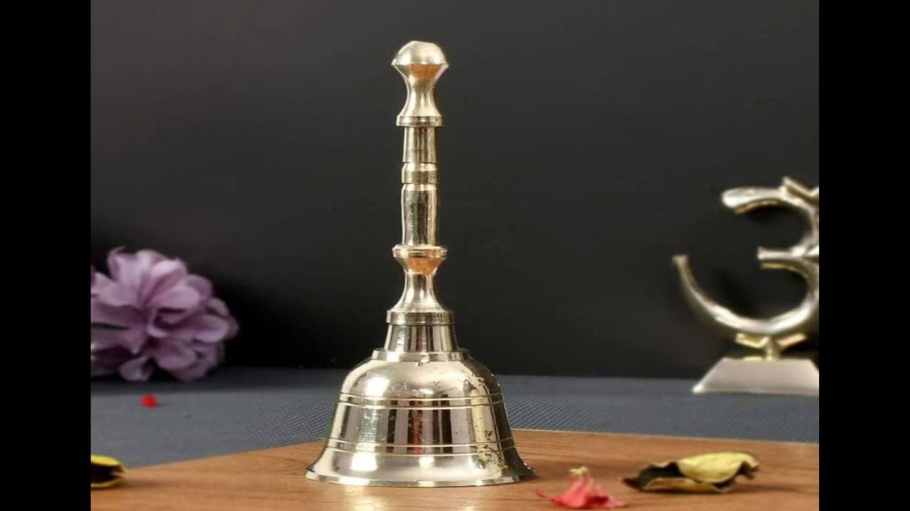 અશુભ પ્રભાવો દૂર થાય છે: ઘંટડી વગાડવાથી કેતુ ગ્રહ સાથે સંકળાયેલા અશુભ પ્રભાવોને દૂર કરવામાં મદદ મળે છે. પરિણામે, નિષ્ણાતો ઘણીવાર રાહુનો પ્રભાવ નબળો હોય ત્યારે ઘંટ વગાડવાની ભલામણ કરે છે.(ફોટો ક્રેડિટ-Google)