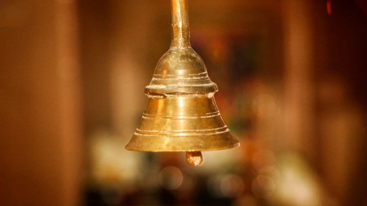 ઘરનું વાતાવરણ પોઝિટિવ બને: ઘરમાં ઘંટડી વગાડવાથી ઘરનું વાતાવરણ પોઝિટિવ બને છે તેમજ આસપાસનું વાતાવરણ પણ શુદ્ધ કરે છે; તેનો અવાજ તમારા અસ્તિત્વને શક્તિ અને જોમથી ભરે છે.(ફોટો ક્રેડિટ-Google)