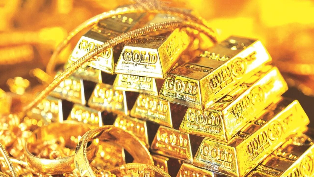 સિરામિક પ્લેટ પદ્ધતિ: બીજી એક અત્યંત સરળ પદ્ધતિમાં સિરામિક પ્લેટનો ઉપયોગ સામેલ છે. સિરામિક પ્લેટ પર દાગીનાને હળવા હાથે ઘસવાનો પ્રયાસ કરો. જો તે સોનેરી દોર છોડી દે છે, તો સોનું અસલી છે. તેનાથી વિપરીત, જો દોર કાળો અથવા ઘેરો રંગનો દેખાય છે, તો તે ભેળસેળના ચોક્કસ પુરાવા તરીકે કામ કરે છે.(ફોટો ક્રેડિટ-Google)