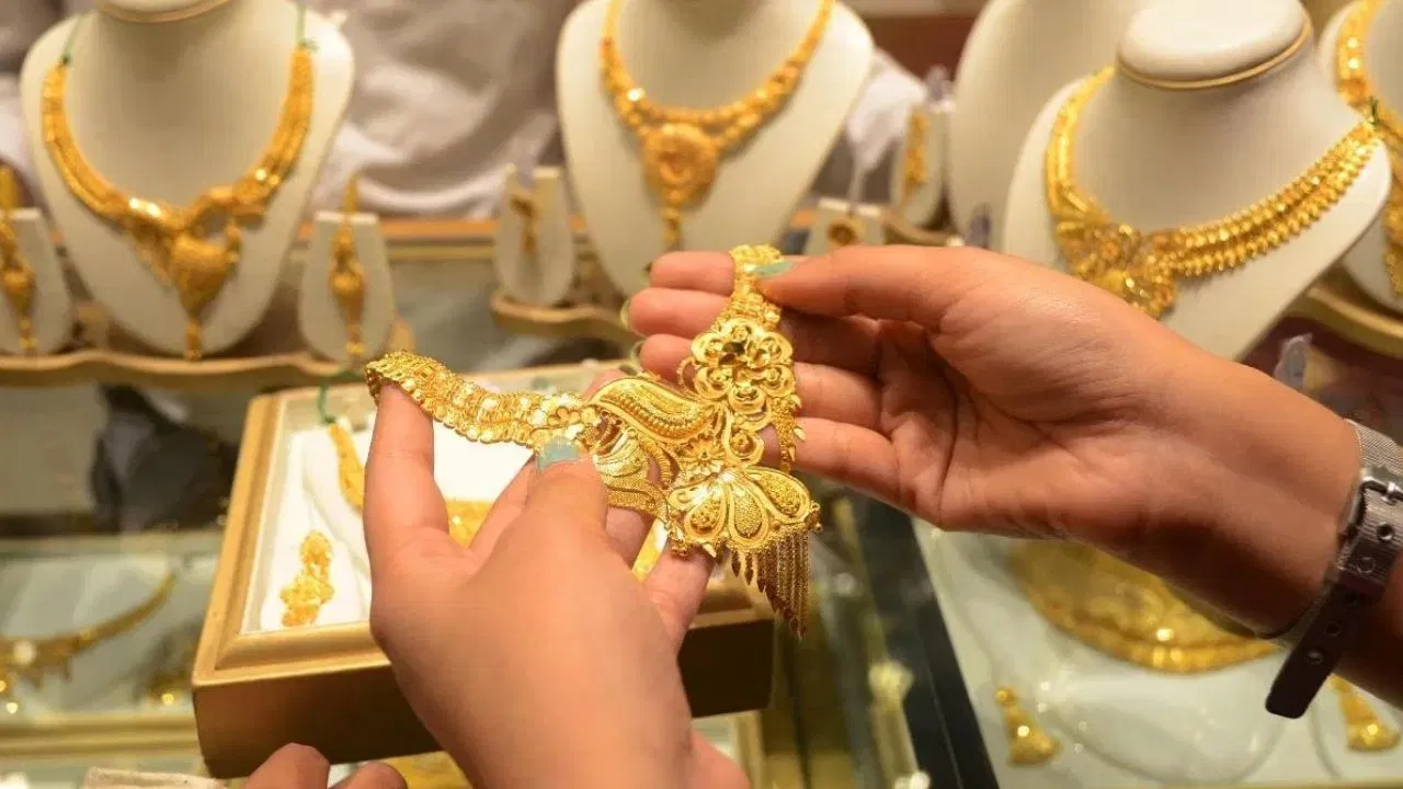 આ સિવાય અમદાવાદ, સુરત, રાજકોટ અને વડોદરા જેવા શહેરમાં 22 કેરેટ સોનાનો ભાવ પ્રતિ 10 ગ્રામ ₹1,40,940 છે, જ્યારે 24 કેરેટ સોનાનો ભાવ પ્રતિ 10 ગ્રામ ₹1,53,480 છે.(ફોટો ક્રેડિટ- File Image)