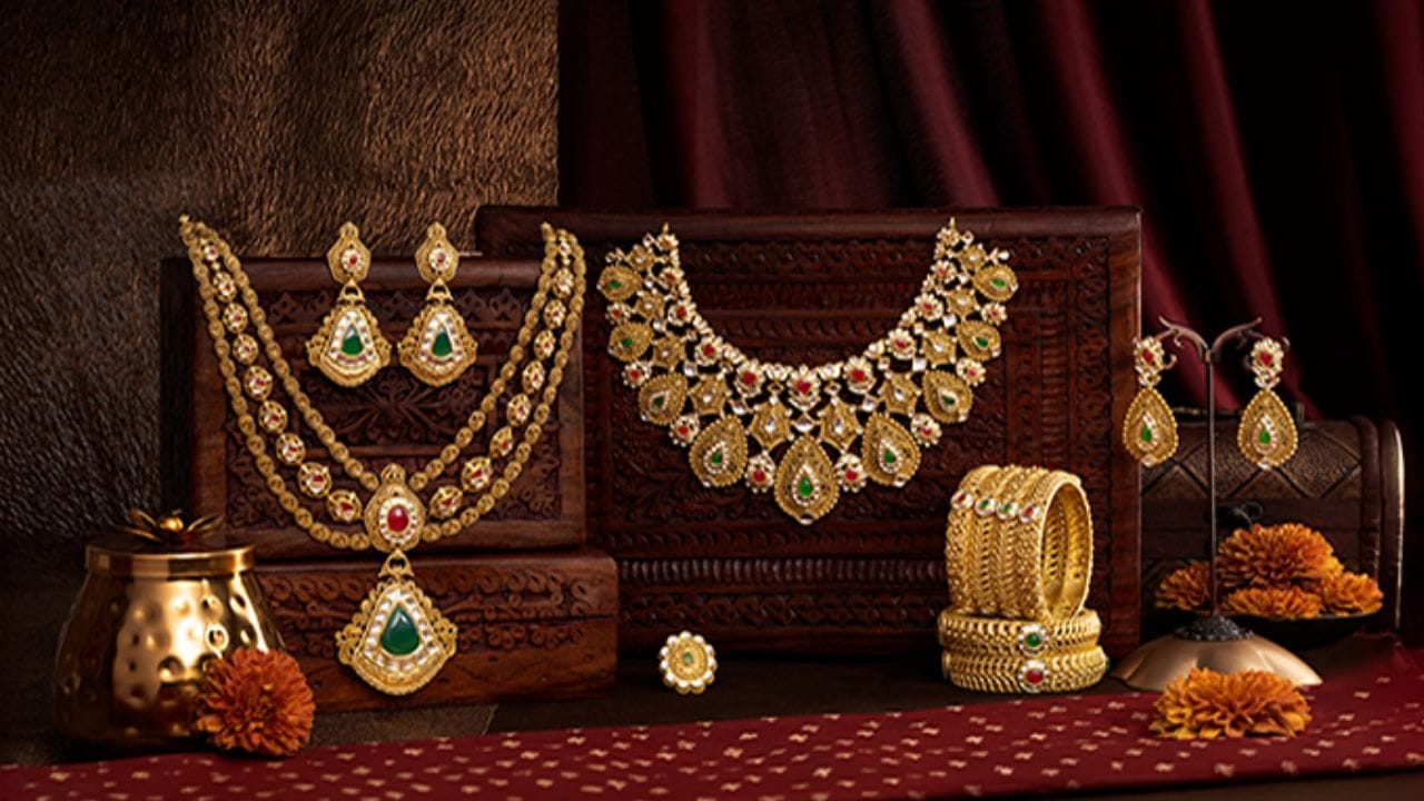 આ સિવાય અમદાવાદ, સુરત, રાજકોટ અને વડોદરા જેવા શહેરમાં 22 કેરેટ સોનાનો ભાવ પ્રતિ 10 ગ્રામ ₹1,42,460 છે, જ્યારે 24 કેરેટ સોનાનો ભાવ પ્રતિ 10 ગ્રામ ₹1,55,410 છે.(ફોટો ક્રેડિટ- File Image)