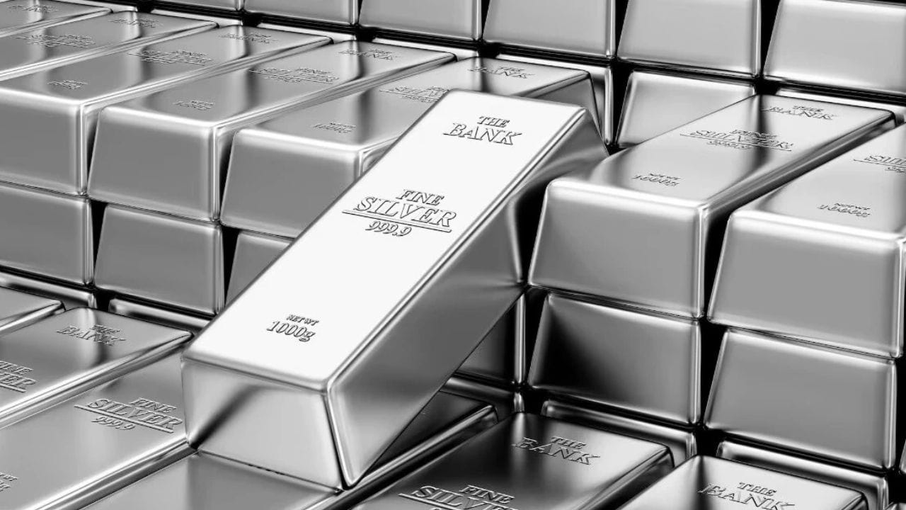 અન્ય કિંમતી ધાતુ - ચાંદી - ના ભાવ પણ વધી રહ્યા છે. 16 એપ્રિલની સવારે, દર ₹270,100 પ્રતિ કિલોગ્રામ થયો. આગલા દિવસે, દિલ્હીના બુલિયન બજારમાં, ચાંદીના ભાવ ₹11,800 - અથવા 4.81 ટકા - વધીને પ્રતિ કિલોગ્રામ 2,57,000 રૂપિયા પર પહોંચી ગયા હતા. આંતરરાષ્ટ્રીય બજારમાં, ચાંદીનો હાજર ભાવ પ્રતિ ઔંસ $78.61 પર ટ્રેડ થઈ રહ્યો છે.(ફોટો ક્રેડિટ- File Image)