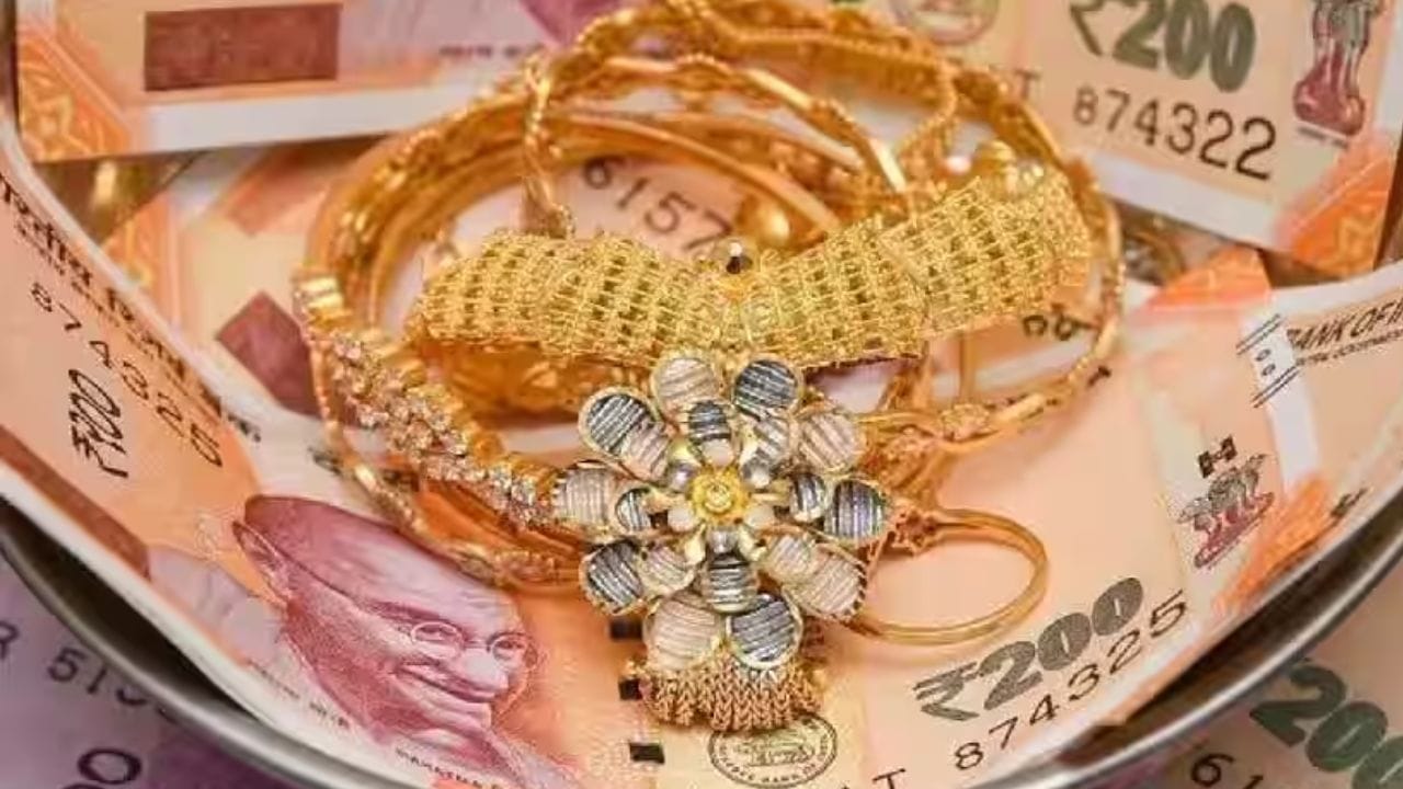 તે શા માટે વધુ ફાયદાકારક છે?: ગોલ્ડ ઓવરડ્રાફ્ટની સૌથી મોટી તાકાત તેની ફ્લેક્સિબિલિટી છે. તમે તમારી જરૂરિયાતોના આધારે પૈસા ઉધાર લો છો અને તે મુજબ વ્યાજ ચૂકવો છો. આનાથી બિનજરૂરી વ્યાજનો બોજ દૂર થાય છે. વધુમાં જો તમારો રોકડ પ્રવાહ અનિયમિત હોય અથવા તમને વારંવાર નાની રકમની જરૂર હોય, તો આ સુવિધા ખૂબ મદદરૂપ થઈ શકે છે. કટોકટીમાં પણ ભંડોળ તાત્કાલિક ઉપલબ્ધ થાય છે, જેનાથી વારંવાર લોન લેવાની જરૂર રહેતી નથી.