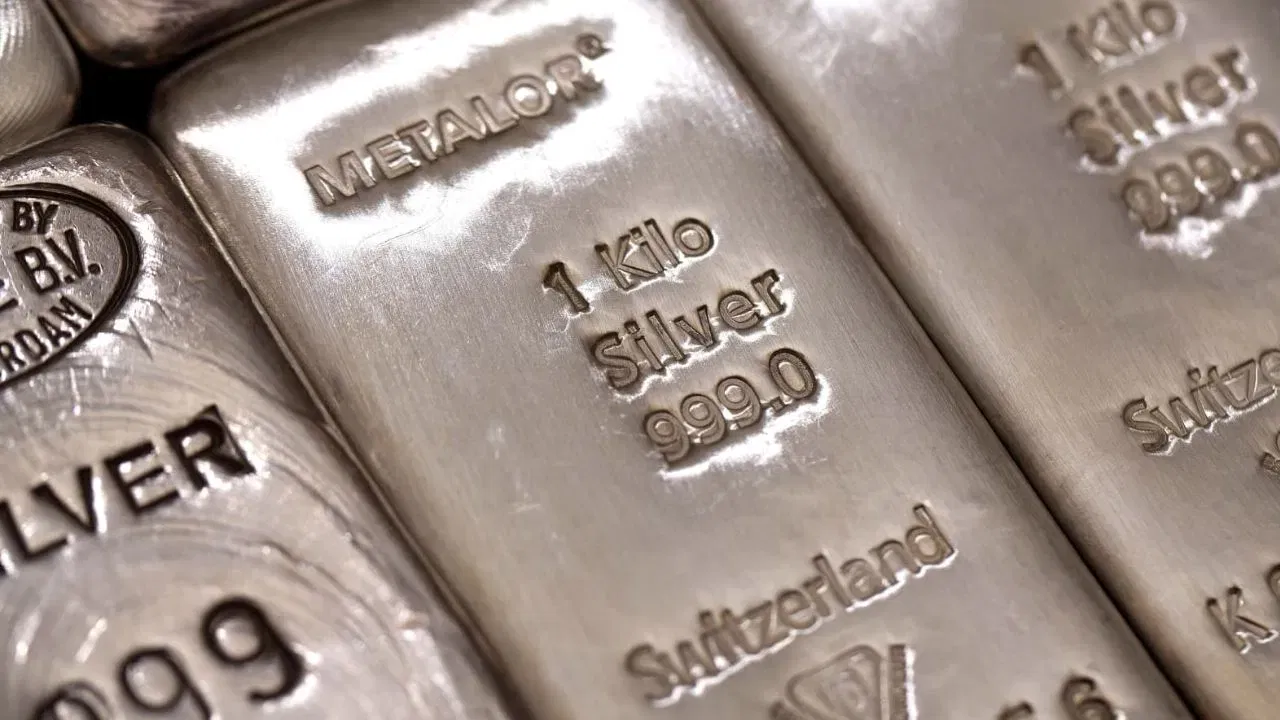 સોનાની જેમ, અન્ય કિંમતી ધાતુ - ચાંદી - ના ભાવમાં પણ ઘટાડો જોવા મળ્યો છે. 23 એપ્રિલની સવારે, દર ઘટીને ₹264,900 પ્રતિ કિલોગ્રામ થયો. આગલા દિવસે, દિલ્હીના બુલિયન બજારમાં, ચાંદીના ભાવ ₹2,700 ઘટીને ₹2.55 લાખ પ્રતિ કિલોગ્રામ પર પહોંચી ગયા હતા. આંતરરાષ્ટ્રીય બજારમાં, હાજર ચાંદી $77.80 પ્રતિ ઔંસ પર ટ્રેડ થઈ રહી છે. (ફોટો ક્રેડિટ- File Image)