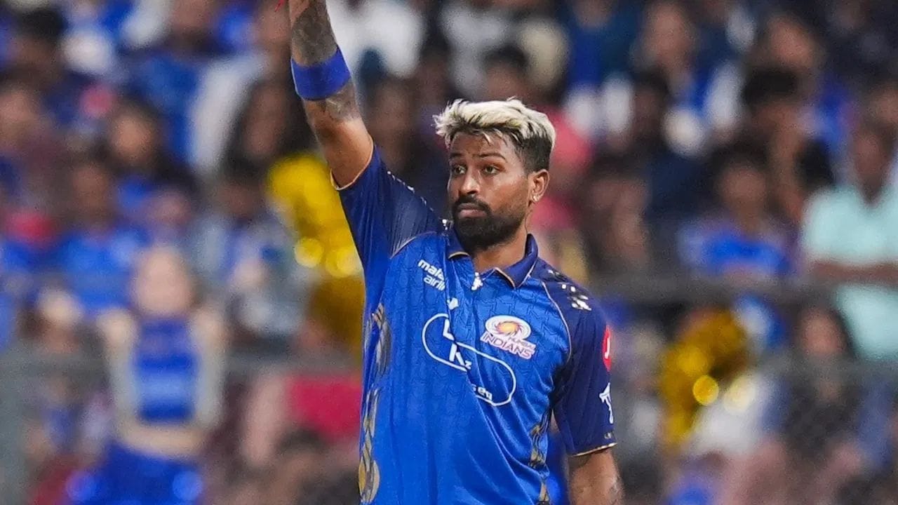 મુંબઈ ઈન્ડિયન્સનો કેપ્ટન હાર્દિક પંડ્યા ખરાબ હાલતમાં છે. હાર્દિક આ સિઝનમાં બેટ અને બોલ બંનેથી કોઈ ખાસ પ્રભાવ પાડી શક્યો નથી, જેના પરિણામે મુંબઈ સાતમાંથી ફક્ત બે જ મેચ જીતી શક્યું છે. ટીમ પોઈન્ટ ટેબલમાં આઠમા ક્રમે છે. પંડ્યાએ આ સિઝનમાં છ મેચમાં 19.4 ની સરેરાશથી માત્ર 97 રન બનાવ્યા છે અને માત્ર ત્રણ વિકેટ લીધી છે. મુંબઈની ટીમ હાર્દિક પંડ્યાને 16.35 કરોડ રૂપિયા ચૂકવે છે.