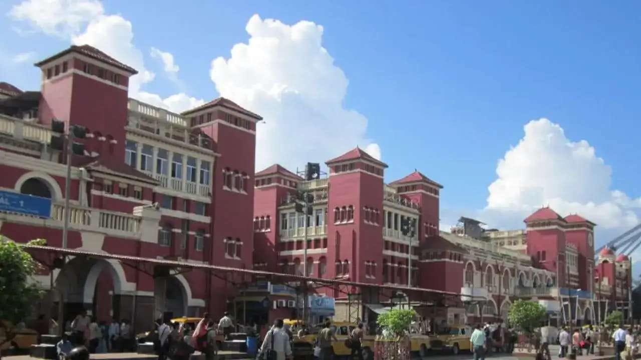  કોલકાતાનુ હાવડા જંકશન 1854માં સ્થપાયેલ. હાવડા સ્ટેશન દેશના સૌથી વ્યસ્ત રેલવે સ્ટેશનોમાં સ્થાન ધરાવે છે. હુગલી નદીના કિનારે, પૂર્વ ભારતની જીવનરેખા માનવામાં આવે છે. દરરોજ લાખો મુસાફરોની અવરજવરનું સાક્ષી છે આ રેલવે સ્ટેશન.