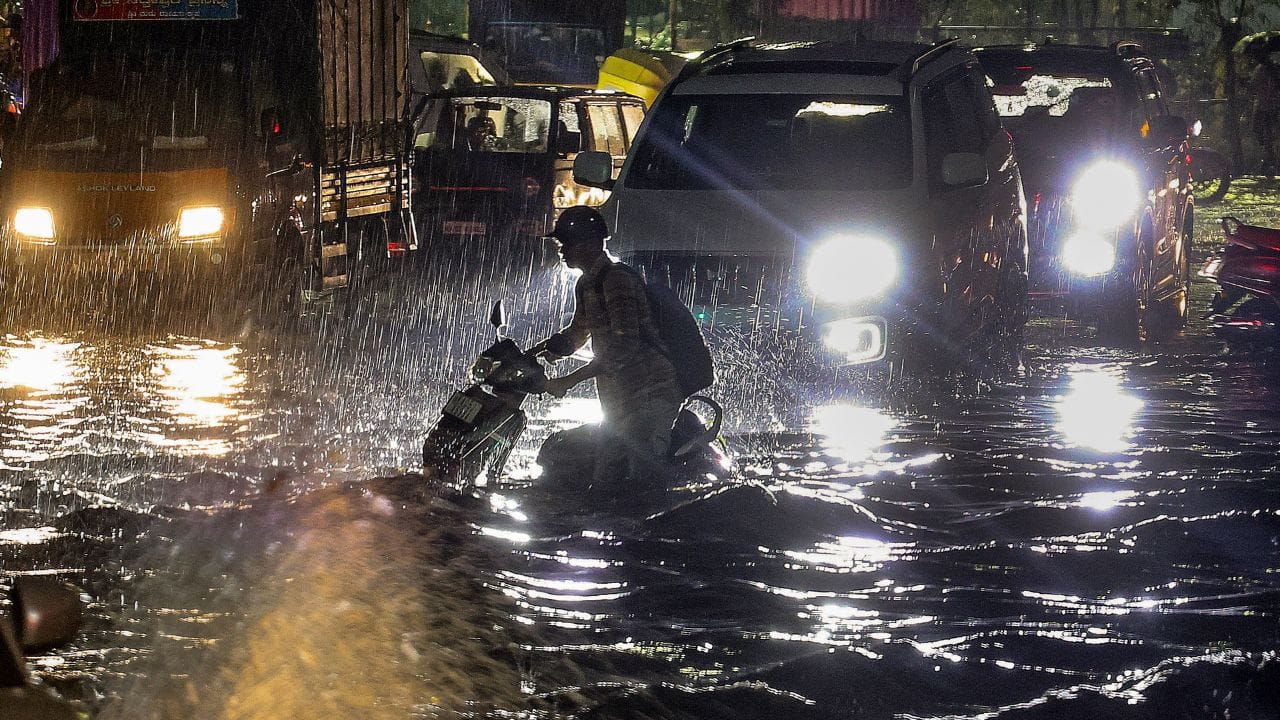 કર્ણાટક, ઉત્તર પ્રદેશ અને મધ્ય પ્રદેશમાં ધોધમાર વરસાદ વરસ્યો છે. ભારે વરસાદના કારણે યૂપીમાં 18ના, તો બેંગલૂરૂમાં 7ના મોત થયા છે. કરા સાથે વાવાઝોડું ત્રાટકતા જનજીવન પ્રભાવિત થયું છે.