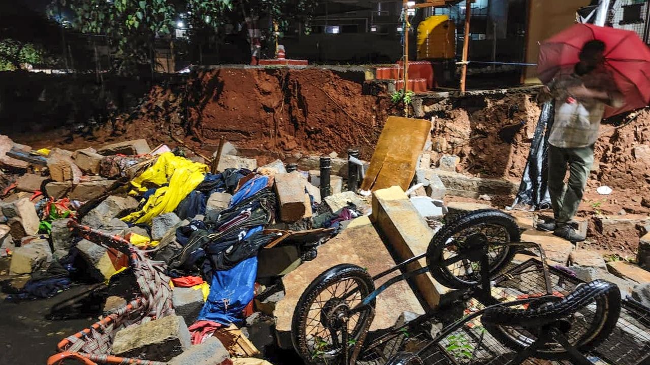 મંગળવારે સાંજે બેંગલુરુમાં બોવરિંગ અને લેડી કર્ઝન મેડિકલ કોલેજ અને રિસર્ચ ઇન્સ્ટિટ્યૂટ પાસે એક મોટો અકસ્માત થયો હતો. ઇમારતની દિવાલ અચાનક ધરાશાયી થઈ ગઈ હતી. આ દુ:ખદ અકસ્માતમાં સાત લોકોના મોત થયા અને સાત અન્ય ઘાયલ થયા હતા.