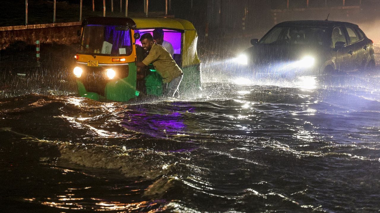 ઉત્તર પ્રદેશમાં ભારે વાવાઝોડા અને વરસાદે તબાહી મચાવી હતી, જેમાં 18 લોકો માર્યા ગયા હતા. અનેક જિલ્લાઓમાં વૃક્ષો પડી ગયા, વીજળી ગુલ થઈ ગઈ અને ટ્રાફિક ખોરવાયો હતો.