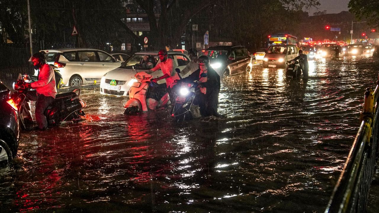  ભારતીય હવામાન વિભાગે પૂર્વી ઉત્તર પ્રદેશ, ઝારખંડ અને ઓડિશાના કેટલાક ભાગોમાં ભારે વાવાઝોડાની ચેતવણી જાહેર કરી છે.મહારાષ્ટ્રમાં, 2 મે સુધી તાપમાનમાં 2 થી 3 ડિગ્રી સેલ્સિયસનો ઘટાડો થઈ શકે છે, ત્યારબાદ કોઈ ખાસ ફેરફાર થશે નહીં અને ગુજરાતમાં પણ 1 મે સુધી તાપમાનમાં 2 થી 3 ડિગ્રી સેલ્સિયસનો ઘટાડો થઈ શકે છે.
