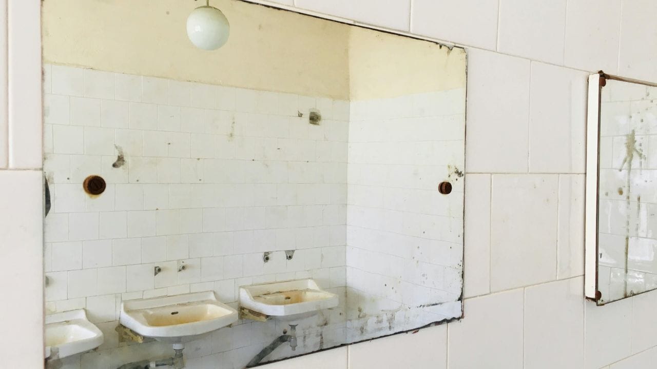 તમારા ઘરમાં ગંદા અરીસા ન રાખો: વાસ્તુ સિદ્ધાંતો અનુસાર વસ્તુઓનું સ્થાન યોગ્ય હોવું જોઈએ. નિયમિત સફાઈ પણ જરૂરી છે. તેથી ખાતરી કરવી મહત્વપૂર્ણ છે કે તમારા ઘરમાં અરીસા ગંદા ન હોય. ગંદા અરીસા ગરીબી તરફ દોરી શકે છે અને માનસિક તણાવ વધારી શકે છે.
