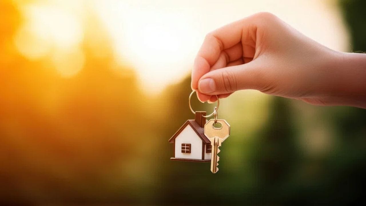 ભાડાના મકાનમાં રહેતા ભાડૂઆતો ઘણીવાર એક સામાન્ય મૂંઝવણનો સામનો કરે છે. જો કે આ દરેક ભાડૂઆતની સમસ્યા છે કે કોઈ મકાનમાલિક ભાડૂઆત જગ્યા ખાલી કર્યા પછી સમારકામ માટે પૈસા માંગે તો શું કરવું જોઈએ? ઘણીવાર એવું બને છે કે, ભાડૂઆત સ્થળાંતર કર્યા પછી, મકાનમાલિક મિલકતનું સમારકામ કરે છે અને ત્યારબાદ ભૂતપૂર્વ ભાડૂઆત પાસેથી ખર્ચ વસૂલવાનો પ્રયાસ કરે છે. આ પરિસ્થિતિ ઘણીવાર બંને પક્ષો વચ્ચે વિવાદો તરફ દોરી જાય છે.(ફોટો ક્રેડિટ-Google)