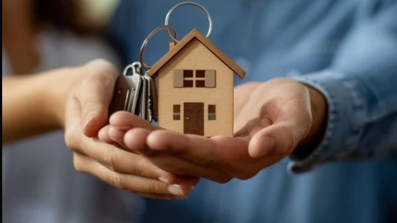 શું મકાનમાલિક સમારકામ ખર્ચની માંગણી કરી શકે છે?: કાનૂની નિષ્ણાત મુજબ મકાનમાલિક ખરેખર ભાડૂઆત પાસેથી સમારકામ ખર્ચની માંગણી કરી શકે છે, પરંતુ માત્ર જો નુકસાન સામાન્ય ઘસારો ગણાતા ઘસારો કરતાં વધુ હોય તો જ. જો કોઈ ભાડૂઆતે મિલકતને નુકસાન પહોંચાડ્યું હોય, તો મકાનમાલિક તેમની પાસેથી સંબંધિત સમારકામ ખર્ચ વસૂલવાનો હકદાર છે. ઉદાહરણ તરીકે, જો કોઈ ભાડૂઆતે દરવાજો તોડી નાખ્યો હોય કે બારીઓને નુકસાન થયું હોય, અથવા મિલકતને માળખાકીય નુકસાન પહોંચાડ્યું હોય, તો આવા નુકસાનના સમારકામનો ખર્ચ ભાડૂઆત પાસેથી માંગી શકાય છે.(ફોટો ક્રેડિટ-Google)