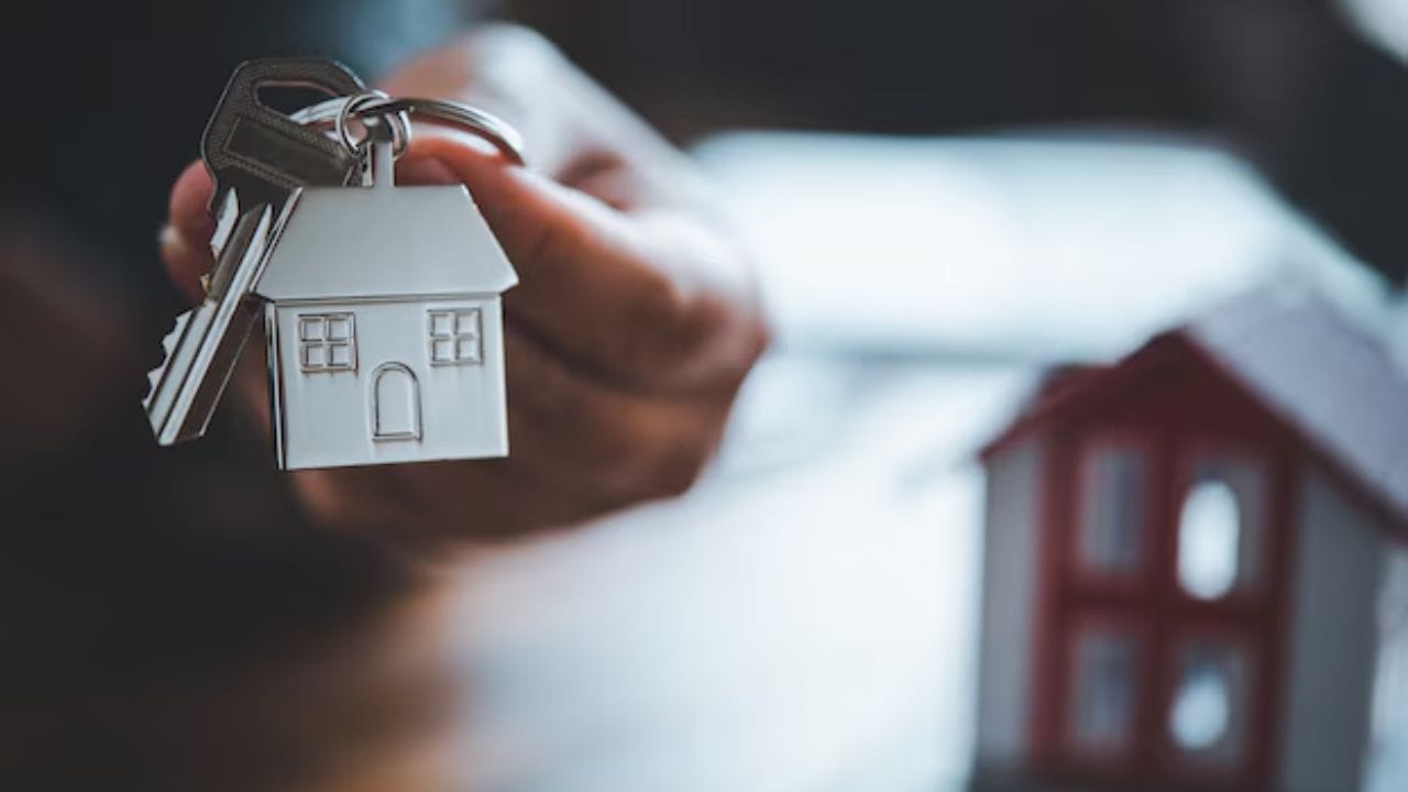 ભાડૂઆત પાસે કયા વિકલ્પો છે?: આવા કિસ્સાઓમાં, ભાડૂઆત પાસે અનેક કાનૂની દલીલો અને વિકલ્પો હોય છે. તે દલીલ કરી શકે છે કે નુકસાન સામાન્ય ઘસારાને કારણે થયું છે, અથવા મકાનમાલિક પાસે પૂરતા પુરાવાનો અભાવ છે. વધુમાં, જો ભાડા કરારમાં એવું કહેવામાં આવ્યું હોય કે મકાનમાલિક સમારકામનો ખર્ચ ઉઠાવશે, તો ભાડૂઆત ચુકવણી માટે જવાબદાર રહેશે નહીં.(ફોટો ક્રેડિટ-Google)