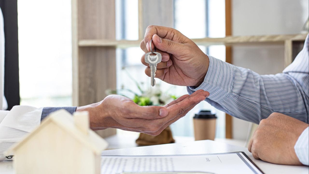 સામાન્ય જાળવણી કોની જવાબદારી છે?: સામાન્ય જાળવણી જેમ કે પેઇન્ટિંગ, સફેદો મરાવો અથવા નાના સમારકામ - સામાન્ય રીતે મકાનમાલિકની જવાબદારી માનવામાં આવે છે. જ્યાં સુધી ભાડા કરારમાં વિપરીત કોઈ ચોક્કસ કલમ સ્પષ્ટ રીતે સામેલ ન હોય, ત્યાં સુધી ભાડૂઆતને આ ખર્ચ સહન કરવાની ફરજ પાડી શકાતી નથી.(ફોટો ક્રેડિટ-Google)