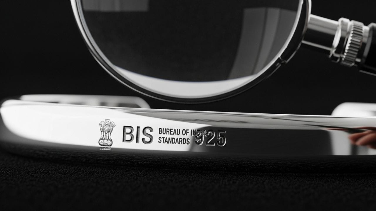 અસલી ચાંદી ઓળખવાની સૌથી સરળ રીત તેની હોલમાર્ક તપાસવી છે. ચાંદી પર બ્યુરો ઓફ ઇન્ડિયન સ્ટાન્ડર્ડ્સ (BIS) નો લોગો અને 925 જેવી શુદ્ધતાનો નંબર હોય તો તે સારી ગુણવત્તાની માનવામાં આવે છે. જો કોઈ વસ્તુ પર હોલમાર્ક ન હોય, તો તે નકલી હોવાની શક્યતા રહે છે. નિયમ મુજબ ચાંદીના અલગ-અલગ ગ્રેડ હોય છે, જેમ કે 800, 835, 925, 958, 970, 990 અને 999, જે તેની શુદ્ધતા બતાવે છે. સાથે જ હોલમાર્ક પર “SILVER” લખાયેલું હોય છે અને એક ખાસ HUID કોડ પણ આપેલો હોય છે, જે તેની ખરાઈની ખાતરી આપે છે. ( Credits: AI Generated )