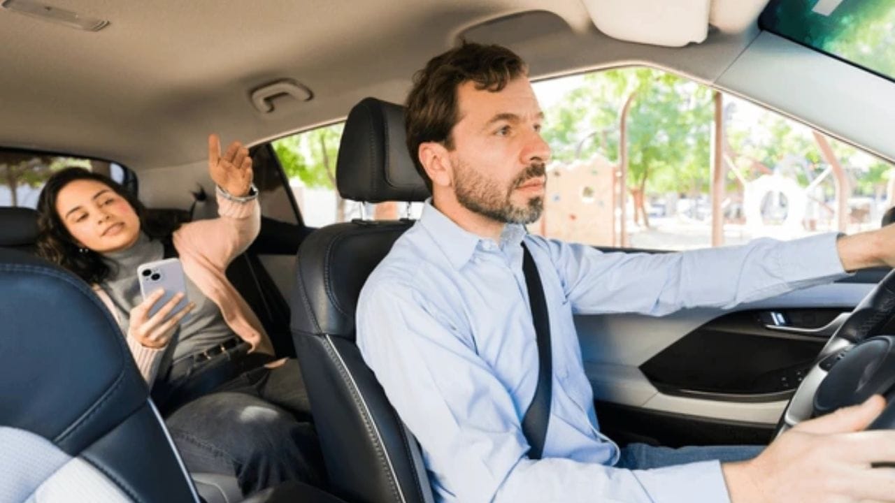 જો મામલો ગંભીર હોય, તો નજીકના પોલીસ સ્ટેશનમાં જઈને ફરિયાદ નોંધાવવી જોઈએ. ભારતમાં મહિલાઓની સુરક્ષા માટે National Commission for Women (NCW) અને પોલીસની ખાસ હેલ્પલાઇન ઉપલબ્ધ છે. તમે 112 (Emergency Helpline) અથવા 1091 (Women Helpline) પર પણ સંપર્ક કરી શકો છો.
