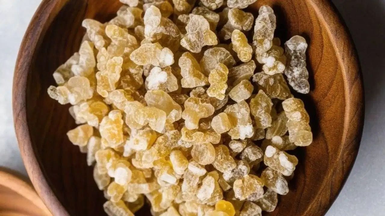 દહીં સાથે બેસ્ટ કોમ્બિનેશન: પાચનની સમસ્યા અને એસિડિટી માટે ગોંદ કતીરા અને દહીંનું મિશ્રણ રામબાણ ઈલાજ છે. પલાળેલા ગોંદ કતીરાને દહીંમાં મિક્સ કરીને ખાવાથી પેટમાં ઠંડક થાય છે અને પાચનતંત્ર સુધરે છે.