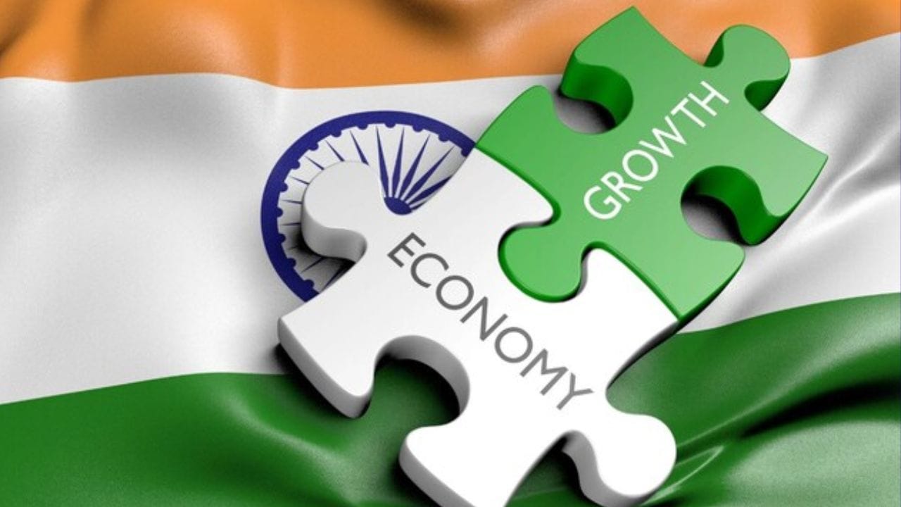 બુધવારે, એપ્રિલ 2026 માટે "દક્ષિણ એશિયા આર્થિક અપડેટ" જાહેર કરતી વખતે, વિશ્વ બેંકે ચાલુ નાણાકીય વર્ષ માટે ભારત માટે GDP વૃદ્ધિ આગાહી વધારીને 6.6% કરી છે. અગાઉ, ઓક્ટોબર 2025 માં, વિશ્વ બેંકે 6.3% ના વિકાસ દરનો અંદાજ લગાવ્યો હતો. ભારતના GDP વૃદ્ધિ દર માટે આ નવી આગાહીની સાથે, વૈશ્વિક સંસ્થાએ - પશ્ચિમ એશિયામાં સંઘર્ષથી ઉદ્ભવતા પડકારોનો ઉલ્લેખ કરીને - સૂચવ્યું હતું કે FY26 માટે આર્થિક વૃદ્ધિ દર અગાઉના અંદાજિત 7.6% કરતા ઓછો રહેવાની ધારણા છે.(ફોટો ક્રેડિટ-Google)