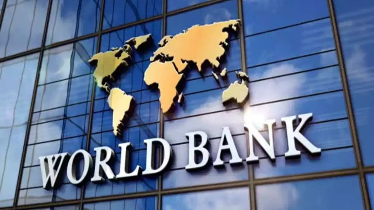 વિશ્વ બેંકે હવે આ હકીકત સ્વીકારી છે, પ્રવર્તમાન વૈશ્વિક તણાવ છતાં ભારત માટે તેના GDP વૃદ્ધિ આગાહીને અપગ્રેડ કરીને સારા સમાચાર આપ્યા છે. વિશ્વ બેંકે જણાવ્યું હતું કે નાણાકીય વર્ષ 2027 (FY27) માં ભારતીય અર્થતંત્ર 6.6 ટકાની ગતિએ વિસ્તરણ કરવાનો અંદાજ છે. એ નોંધનીય છે કે COVID-19 રોગચાળાની ગંભીર પરિસ્થિતિઓ વચ્ચે પણ, ભારતે તેની સ્થિતિસ્થાપકતા દર્શાવી; તે તે કટોકટીમાંથી અન્ય કોઈપણ રાષ્ટ્ર કરતાં વધુ ઝડપથી બહાર આવ્યું - એક એવી સિદ્ધિ જેણે તેને વૈશ્વિક સ્તરે પ્રશંસા મેળવી.(ફોટો ક્રેડિટ-Google)