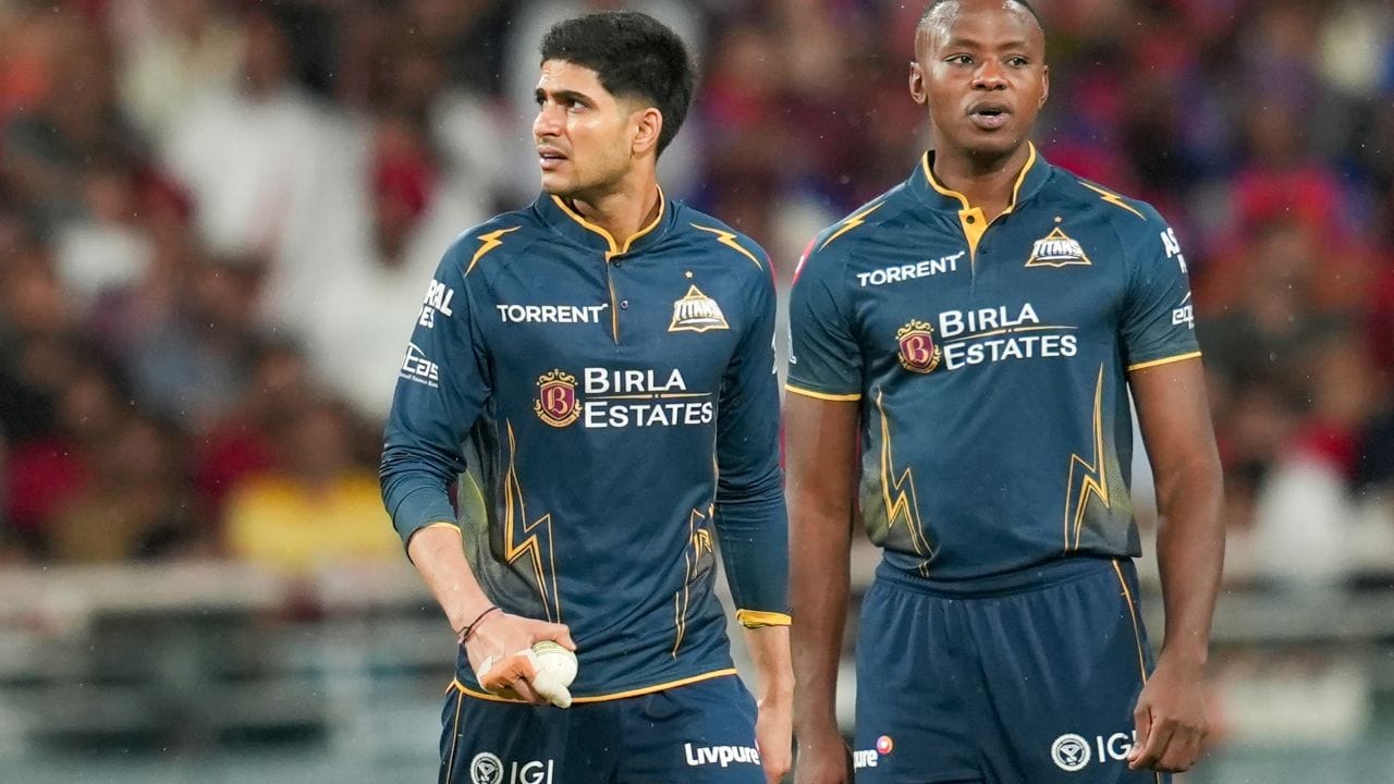 ગુજરાત ટાઈટન્સના કેપ્ટન શુભમન ગિલ પર દિલ્હી કેપિટલ્સ વિરુદ્ધ મેચમાં સ્લો ઓવરની કાર્યવાહી કરવામાં આવી હતી. ગિલ પર 12 લાખનો દંડ ફટકારવામાં આવ્યો હતો. ગુજરાતે દિલ્હી વિરુદ્ધની મેચમાં એક રનથી જીત મેળવી હતી. 