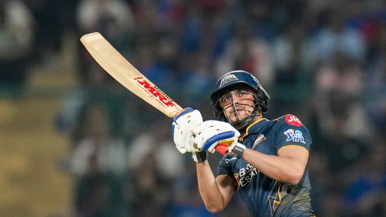 ગુજરાતના કેપ્ટન ગિલને દિલ્હી કેપિટલ્સ સામે IPL 2026 ની 14મી મેચ દરમિયાન સ્લો ઓવર-રેટ બદલ દંડ ફટકારવામાં આવ્યો છે. આ ટીમનો વર્તમાન સિઝનમાં IPL આચારસંહિતા 2.22 નો પ્રથમ ભંગ હતો, જેના પરિણામે  દંડ ફટકારવામાં આવ્યો હતો. ગિલને 12 લાખનો દંડ ફટકારવામાં આવ્યો છે,IPLએ એક નિવેદનમાં જણાવ્યું હતું.