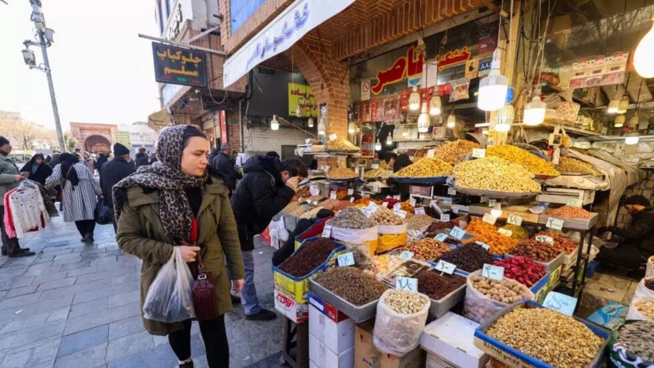 આ બીજો કોઈ દેશ નહીં પણ ઈરાન છે. અહીં એક કિલો માંસ આશ્ચર્યજનક રીતે 1 કરોડ રિયાલમાં મળે છે, અને એક યુએસ ડોલર ખરીદવા માટે, તમારે એક થેલી - ખાસ કરીને 1.65 મિલિયન રિયાલ - આપવાની જરૂર પડશે. આ આર્થિક વિનાશ કેવી રીતે થયો? આજે, ઈરાનની શેરીઓમાં, રાષ્ટ્રીય ચલણ કાગળના ટુકડાથી થોડું ઓછું થઈ ગયું છે. સત્તાવાર આંકડા અને મુક્ત બજારની વાસ્તવિકતાઓ વચ્ચે ભારે તફાવત છે. એપ્રિલ 2026ની શરૂઆતમાં, એક યુએસ ડોલરનું મૂલ્ય આશરે 1,650,000 રિયાલ સુધી પહોંચી ગયું હતું. જો આપણે ભારતીય રૂપિયા સાથે સરખામણી કરીએ, તો માત્ર એક રૂપિયો હવે લગભગ 17,200 ઈરાની રિયાલની સમકક્ષ છે.(ફોટો ક્રેડિટ-સોશિયલ મીડિયા)