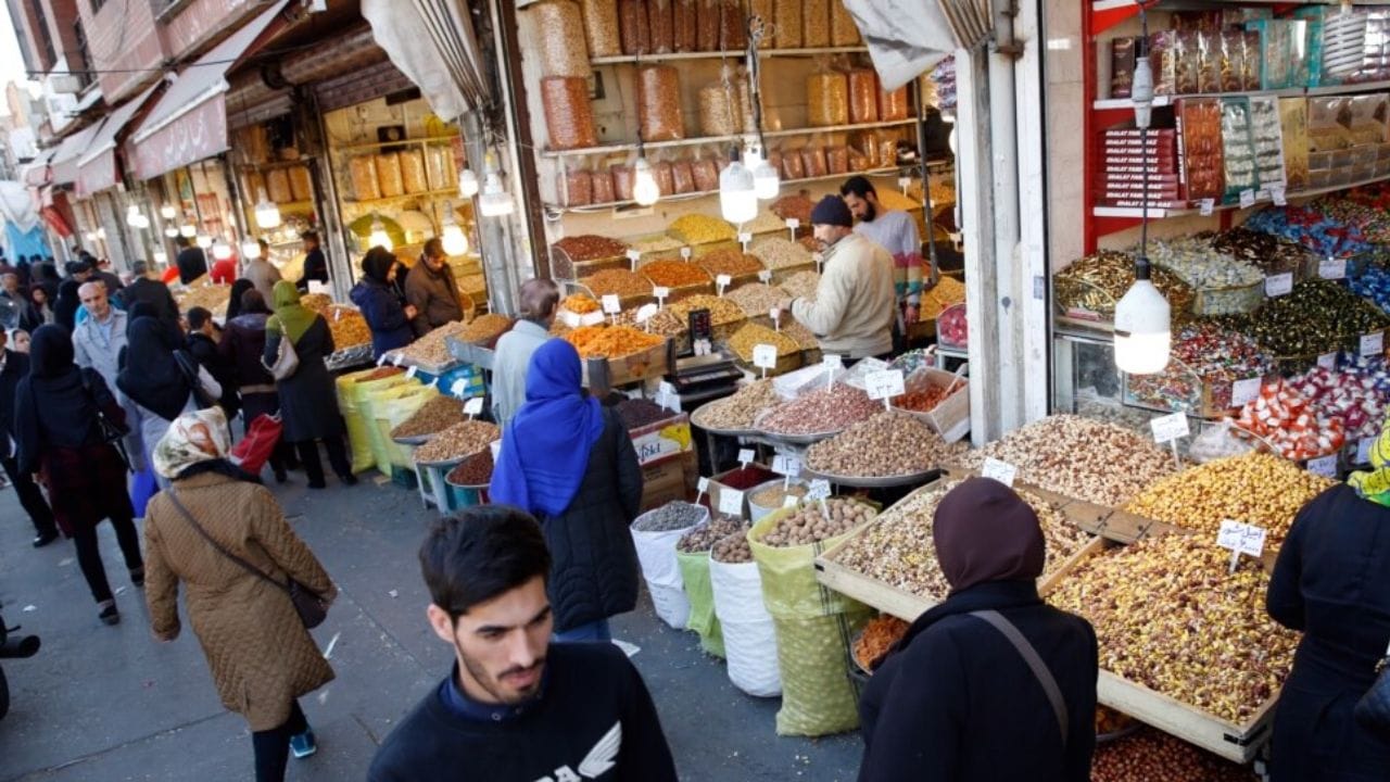 આ અવમૂલ્યન એટલું ગંભીર અને ઝડપી રહ્યું છે કે ઈરાનની સેન્ટ્રલ બેંકને તાજેતરમાં 10 મિલિયન રિયાલની નોટ જારી કરવાની ફરજ પડી હતી - જે આંતરરાષ્ટ્રીય બજારમાં માત્ર 7 ડોલરની રકમ છે. આર્થિક નિષ્ણાતોનો મત છે કે જ્યારે કોઈ રાષ્ટ્રનું ચલણ આટલા ઊંડાણમાં ડૂબી જાય છે, ત્યારે દેશ માત્ર તેની નાણાકીય સંપત્તિ જ નહીં પરંતુ તેના નાગરિકોનું ભવિષ્ય પણ ગુમાવે છે. (ફોટો ક્રેડિટ-સોશિયલ મીડિયા)