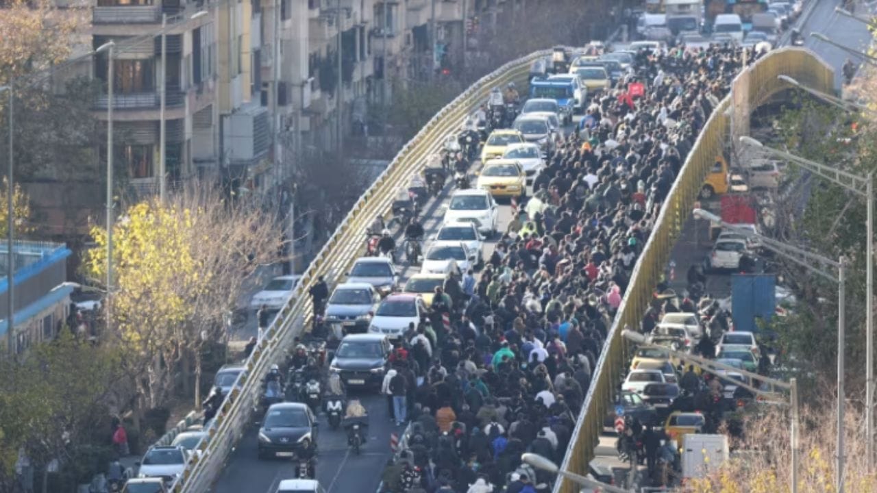 સેન્ટર ફોર સ્ટ્રેટેજિક એન્ડ ઇન્ટરનેશનલ સ્ટડીઝ (CSIS) ના એક અહેવાલમાં સૂચવવામાં આવ્યું છે કે માળખાગત સુવિધાઓ પરના હુમલાઓએ દવાઓ અને રસીઓ માટે પુરવઠા શૃંખલાઓને પણ ખોરવી નાખી છે. લોકો પોતાના ઘરોમાં કેદ છે, અને પેટ્રોલ પંપ પર રેશનિંગ લાગુ કરવામાં આવ્યું છે. આ એક માનવતાવાદી દુર્ઘટના છે જ્યાં પૈસા અસ્તિત્વમાં છે, છતાં તેણે તેનું બધું મૂલ્ય ગુમાવી દીધું છે.(ફોટો ક્રેડિટ-સોશિયલ મીડિયા)