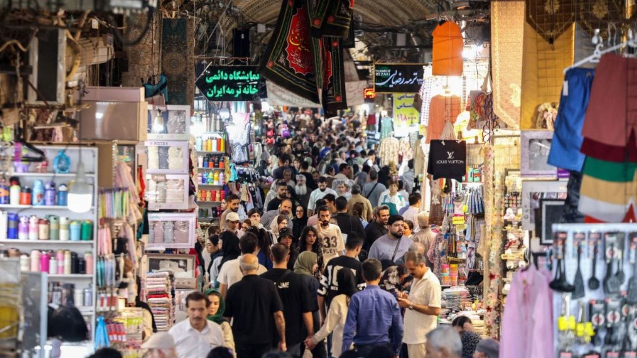 પોતાની ભાંગી પડેલી અર્થવ્યવસ્થાને બચાવવા માટે, ઈરાનનું સૌથી શક્તિશાળી શસ્ત્ર હોર્મુઝ સ્ટ્રેટ પર તેનું નિયંત્રણ છે. ઈરાન આ જળમાર્ગમાંથી પસાર થતા જહાજો પર "પેસેજ ફી" લાદવાની ધમકી આપી રહ્યું છે. એવો આરોપ છે કે દેશ "દુશ્મન" રાષ્ટ્રોના જહાજો પર $2 મિલિયન સુધીના ચાર્જ વસૂલવાની તૈયારી કરી રહ્યો છે. ઈરાનનું આવું પગલું વૈશ્વિક તેલ બજારમાં આંચકા મોકલવા માટે પૂરતું હશે.(ફોટો ક્રેડિટ-સોશિયલ મીડિયા)