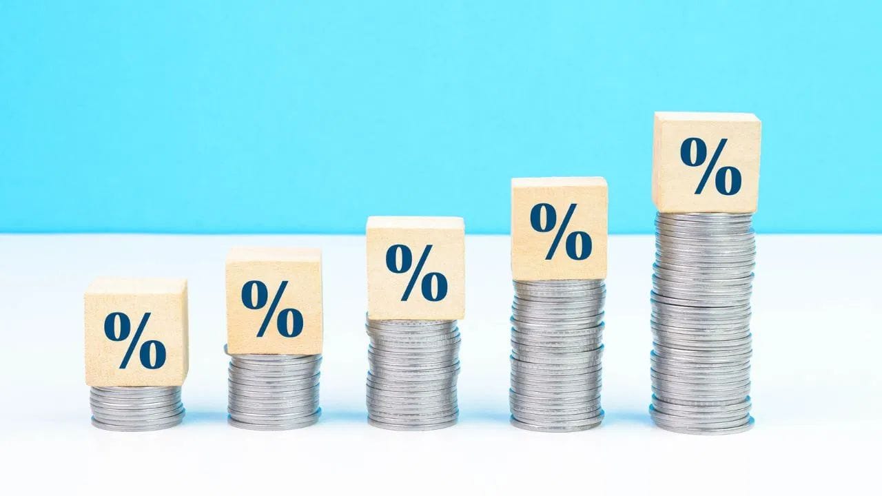 LIC મ્યુચ્યુઅલ ફંડની ઇન્ફ્રાસ્ટ્રક્ચર ફંડ સ્કીમે છેલ્લા 5 વર્ષમાં રોકાણકારોને શાનદાર વળતર આપ્યું છે. આ ફંડ છેલ્લા પાંચ વર્ષથી વાર્ષિક સરેરાશ 24.81% ના દરે રિટર્ન આપી રહ્યું છે, જેના કારણે 5 વર્ષ પહેલા કરવામાં આવેલું 1 લાખ રૂપિયાનું રોકાણ આજે વધીને 3 લાખ રૂપિયા થઈ ગયું છે. આવી જ રીતે, જો કોઈ રોકાણકારે આ સ્કીમમાં દર મહિને 5000 રૂપિયાની SIP કરી હોત, તો આજે તેનું ફંડ અંદાજે 5.54 લાખ રૂપિયા જેટલું તૈયાર થઈ ગયું હોત. હાલમાં આ ફંડની નેટ એસેટ વેલ્યુ (NAV) 49.50 રૂપિયા છે. આ ફંડના બીજા મહત્વના પાસાઓ પર નજર કરીએ તો, તેનું કુલ એસેટ અંડર મેનેજમેન્ટ (AUM) 905 કરોડ રૂપિયા છે અને એક્સપેન્સ રેશિયો 2.28% છે. આ ફંડનો બેન્ચમાર્ક NIFTY Infrastructure TRI છે. રોકાણકારો આ સ્કીમમાં ઓછામાં ઓછું 5000 રૂપિયાનું લંપસમ (Lumpsum) રોકાણ કરી શકે છે, જ્યારે SIP દ્વારા માત્ર 200 રૂપિયા થી રોકાણ શરૂ કરવાની સુવિધા મળે છે. ફંડના જોખમ અને વળતરના ગણિતને સમજતા તેના ટેકનિકલ પેરામીટર્સમાં સ્ટાન્ડર્ડ ડેવિએશન 21.60%, શાર્પ રેશિયો 0.86 અને બીટા 0.73 નોંધાયા છે.