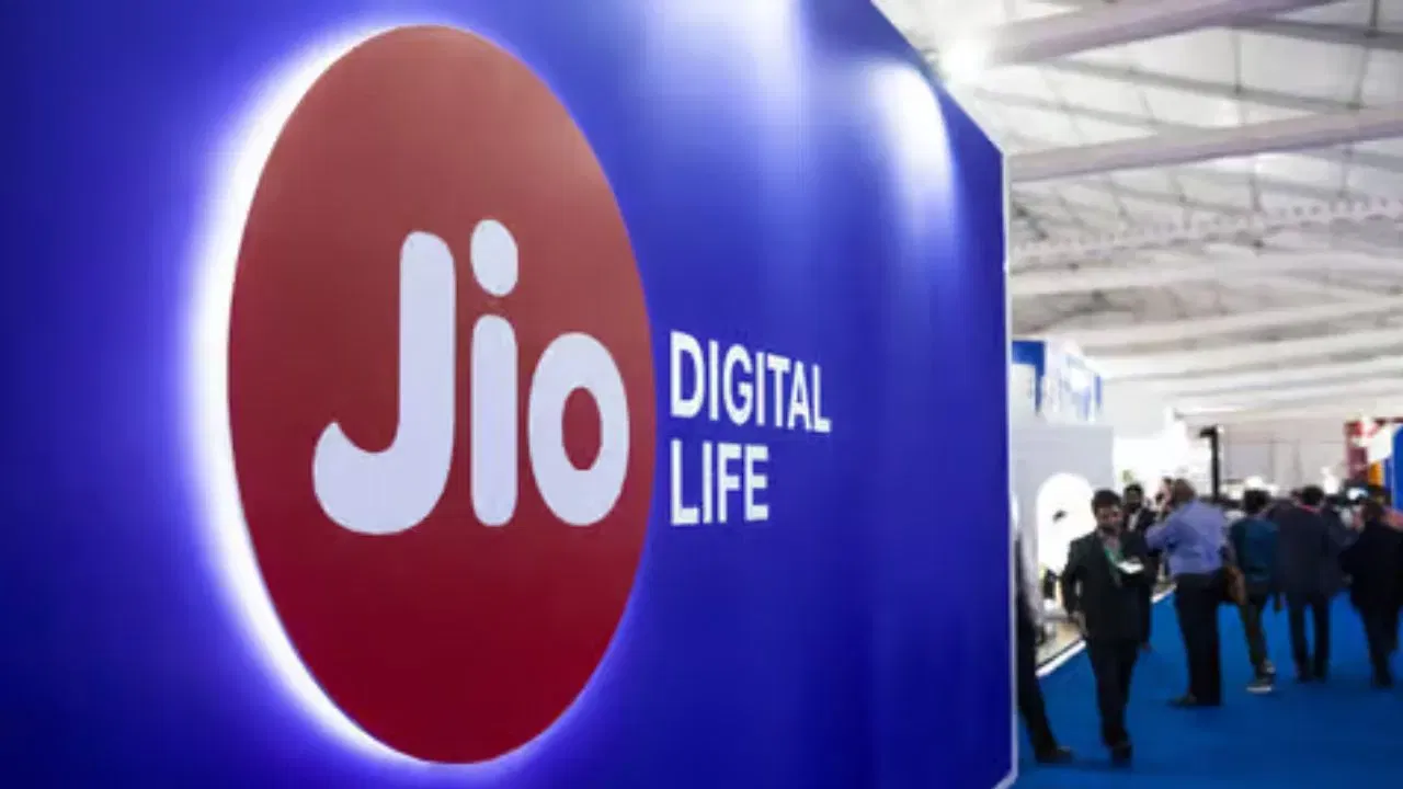 રિલાયન્સ જિયો રૂ.500 રૂપિયાના પ્લાન સાથે, સબ્સ્ક્રાઇબર્સને દરરોજ 2GB હાઇ-સ્પીડ ડેટા, અમર્યાદિત વોઇસ કોલિંગ અને 100 SMS દરરોજ મળે છે. 28 દિવસની વેલિડિટી માટે માન્ય, આ પ્લાન કુલ 56GB ડેટા ભથ્થું આપે છે—જેની ગણતરી 2GB પ્રતિ દિવસના દરે કરવામાં આવે છે.(ફોટો ક્રેડિટ-Google)