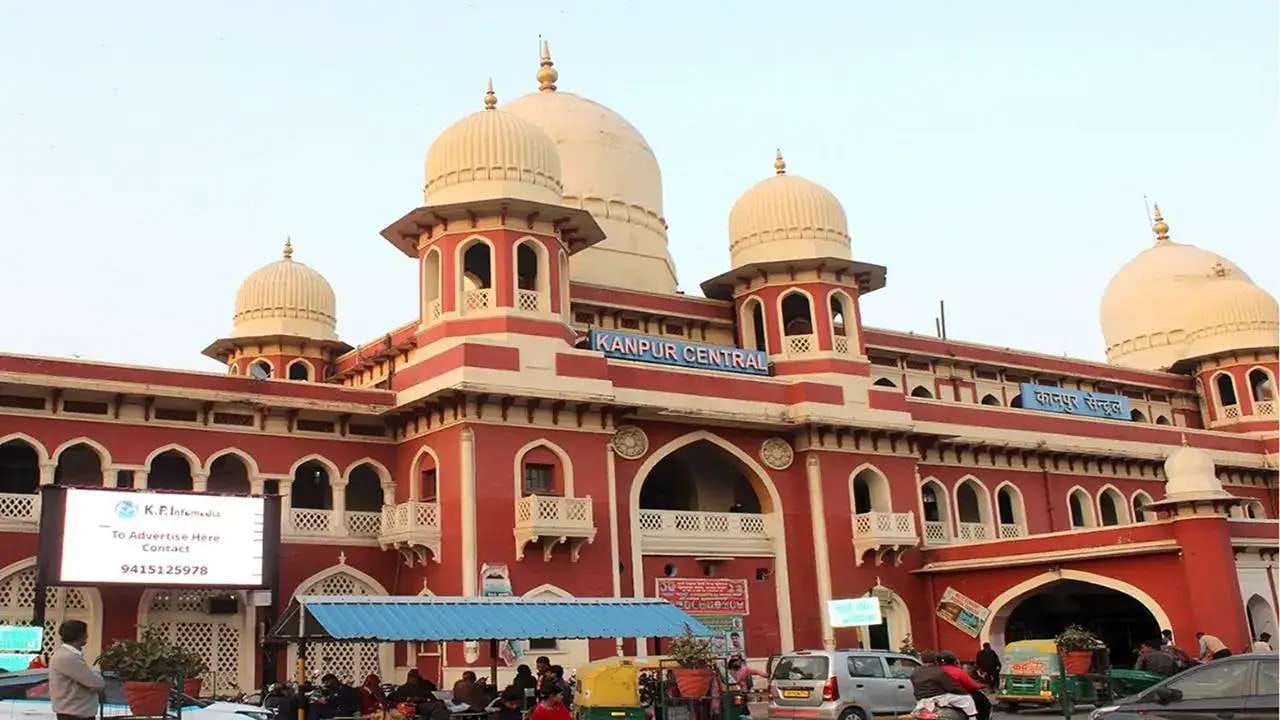 કાનપુર સેન્ટ્રલ રેલવે સ્ટેશન ઔદ્યોગિક શહેર કાનપુરમાં સ્થિત, આ સ્ટેશન 1859 ની આસપાસ વિકસાવવામાં આવ્યું હતું. બ્રિટિશ યુગ દરમિયાન, તે વેપાર અને લશ્કરી પરિવહન બંને માટે ખૂબ જ વ્યૂહાત્મક મહત્વનું સ્થળ માનવામાં આવતું હતું.