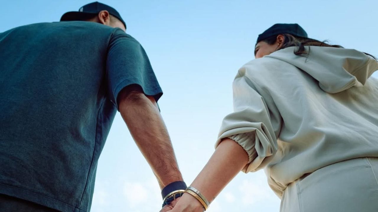 કરિશ્માએ ઈન્સ્ટાગ્રામ હેન્ડલ પર પોતાની પતિ વરુણ સાથે ફોટો શેર કર્યા છે. આ ફોટોમાં નાનકડું મહેમાન આવવાની વાત કરી છે. આ પોસ્ટના કેપ્શનમાં કરિશ્માએ લખ્યું કે, એક નાનકડો ચમત્કાર, આમારું નાનકડું મહેમાન 2026માં આવશે.