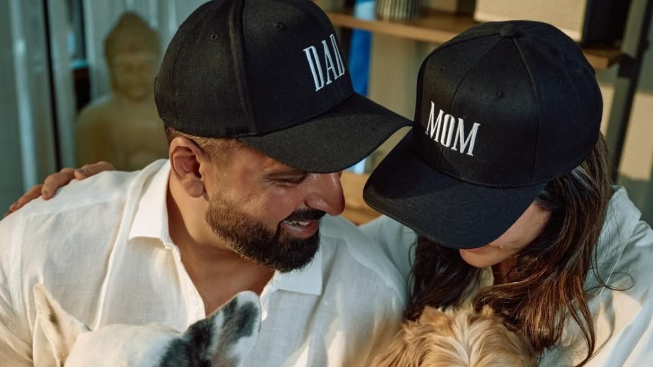 કરિશ્મા તન્ના એક ફેમસ ટીવી અભિનેત્રી અને મોડલ છે. જેમણે 2001માં કયોંકિ સાસ ભી કભી બહુથી ટીવી ડેબ્યુ કર્યું હતુ. તેમણે નાગિન 3 તેમજ અનેક ટીવી શો સહિત બિગ બોસ 8ની રનર અપ પણ રહી ચૂકી છે. તે ખતરો કે ખેલાડીની વિજેતા છે. સંજુ ફિલ્મ અને નેટફ્લિકસની સ્કૂપ વેબ સીરિઝ તેના કરિયરને ઉંચે લઈ ગયા છે.