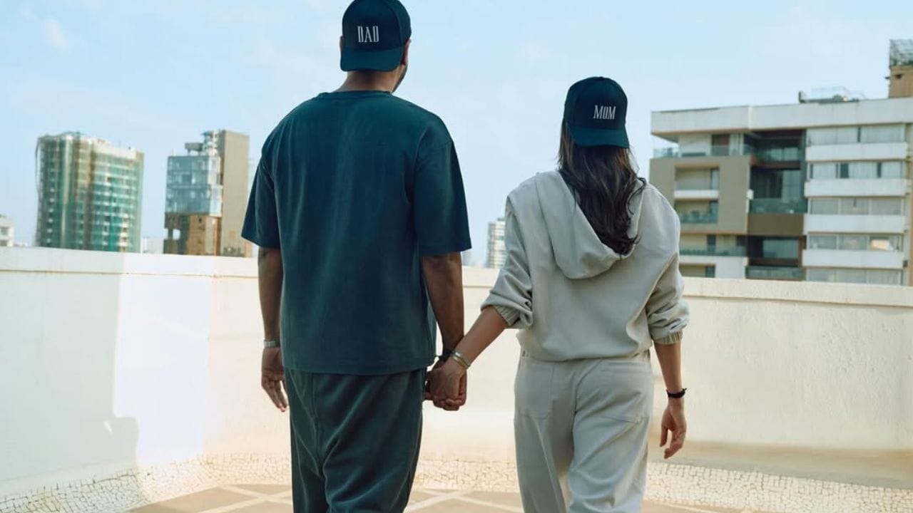 તેમણે પ્રેગ્નન્સીના ફોટા શેર કર્યા છે જેમાં તે અને તેના પતિ બંનેએ 'મમ્મી' અને 'પપ્પા' લખેલી બેઝબોલ કેપ પહેરી છે.કરિશ્મા અને વરુણે તેમના પાલતુ કૂતરાઓ સાથે ફોટા પડાવ્યા અને તેમના જીવનના સૌથી મોટા ગુડન્યુઝ શેર કર્યા. 