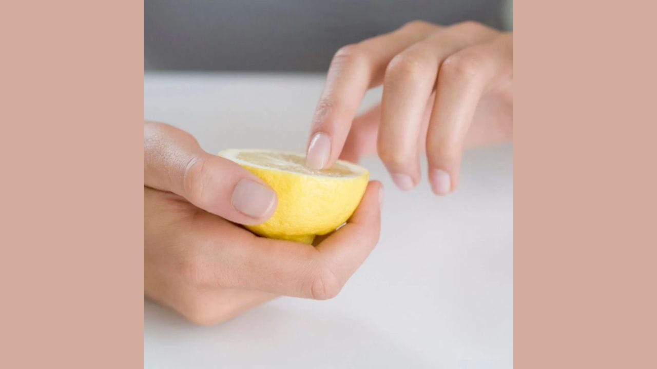 વધુ રસ કાઢવા માટે લીંબુને 15 સેકન્ડ માટે માઇક્રોવેવ કરો. આનાથી વધુ રસ નીકળશે. આ કડક લીંબુને પણ નરમ બનાવશે, જેનાથી તમને શ્રેષ્ઠ પરિણામો મળશે. થોડું ગરમ ​​કરવાથી લીંબુની અંદરની સ્કીન નરમ પડે છે, જેનાથી રસ કાઢવામાં સરળતા રહે છે.
