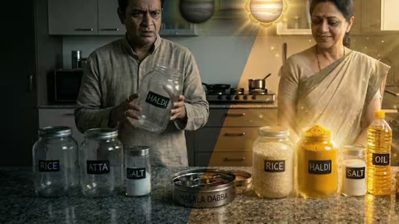 હળદર ગુરુ ગ્રહ સાથે સંકળાયેલી છે, જે સૌભાગ્ય અને સમૃદ્ધિનું પ્રતીક છે. રસોડામાં હળદર ખતમ થઈ જવી એ અશુભ માનવામાં આવે છે. આ શુભ કાર્યોમાં અવરોધ લાવી શકે છે અને વ્યક્તિની કારકિર્દીમાં પણ અવરોધ લાવી શકે છે. જ્યારે વાસણમાં હળદર બાકી રહે છે, ત્યારે ખરીદી કરવાની સલાહ આપવામાં આવે છે.
