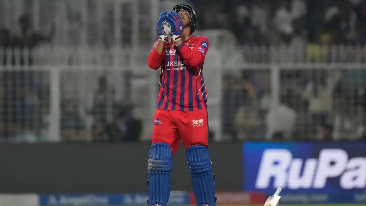 અજિંક્ય રહાણેએ વૈભવ અરોરા સાથે લાંબી ચર્ચા કરી, જે વાતચીતે બાદમાંના બોલિંગ પ્રદર્શનને દેખીતી રીતે પ્રભાવિત કર્યું. આગામી બે ડિલિવરી ડોટ બોલમાં પરિણમ્યા પછી, મુકુલ ચૌધરી અને લખનૌ સુપર જાયન્ટ્સ પર ફરી એકવાર દબાણ વધ્યું. જોકે, 21 વર્ષીય બેટ્સમેને બિલકુલ કોઈ સંકેત આપ્યો નહીં કે આ તેની પહેલી IPL સીઝન છે. પાંચમી ડિલિવરી પર, મુકુલ ચૌધરીએ વાઈડ યોર્કર પર છગ્ગો ફટકારીને બધાને આશ્ચર્યચકિત કરી દીધા. વૈભવે એક શાનદાર બોલ ફેંક્યો હતો, પરંતુ મુકુલે સ્કોરને બરાબર કરવા માટે વધુ શાનદાર શોટ રમ્યો. (ફોટો ક્રેડિટ-Google)