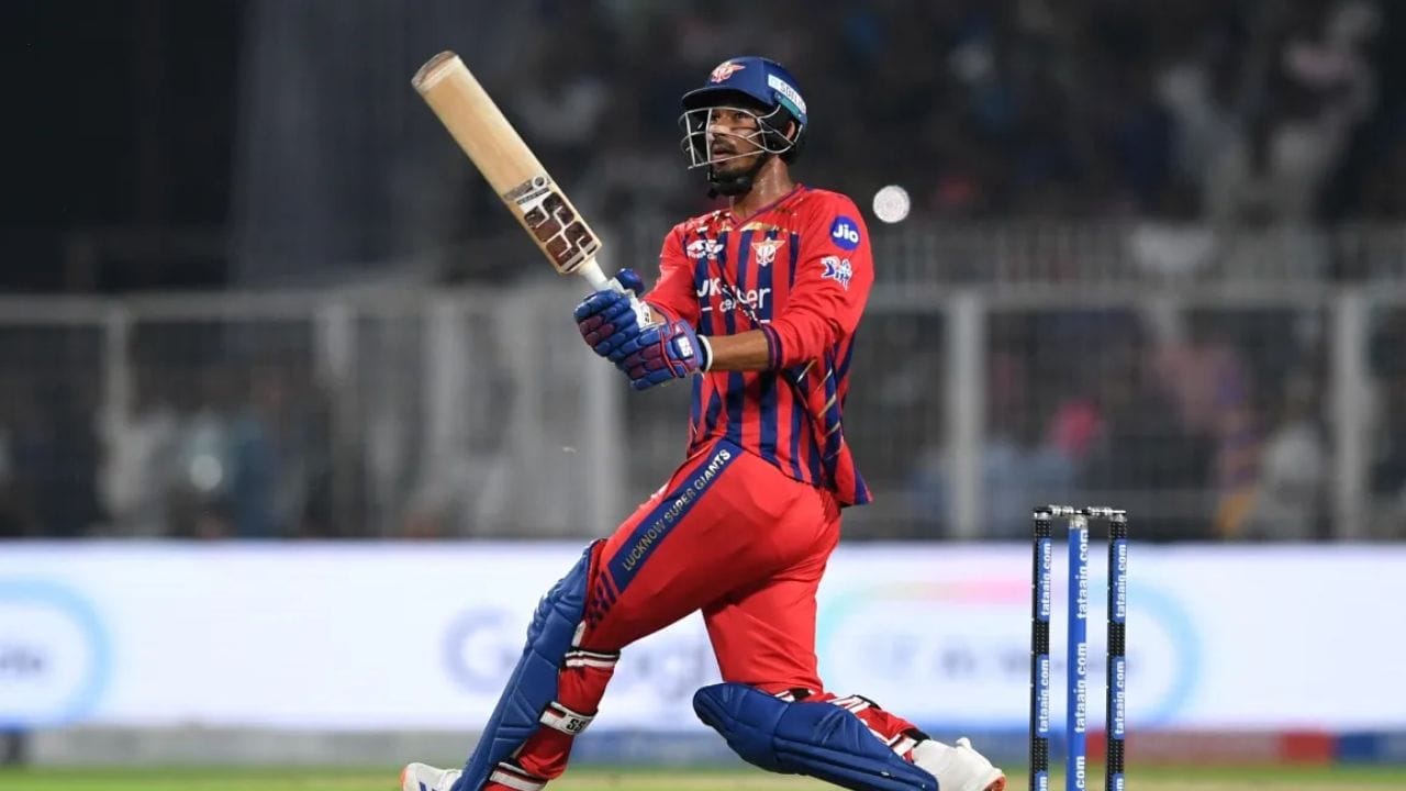 કેમેરોન ગ્રીન સામે બે ડોટ બોલ રમ્યા પછી, મુકુલ ચૌધરીએ ત્રીજી બોલ પર ડીપ બેકવર્ડ સ્ક્વેર લેગ તરફ ફ્લેટ સિક્સ ફટકારી. તેણે પાંચમા બોલ પર ફોર અને અંતિમ બોલ પર સિક્સ ફટકારી, જેનાથી ઓવર જોરદાર બની ગઈ. લખનૌએ 19મી ઓવરથી 16 રન બનાવ્યા.(ફોટો ક્રેડિટ-Google)