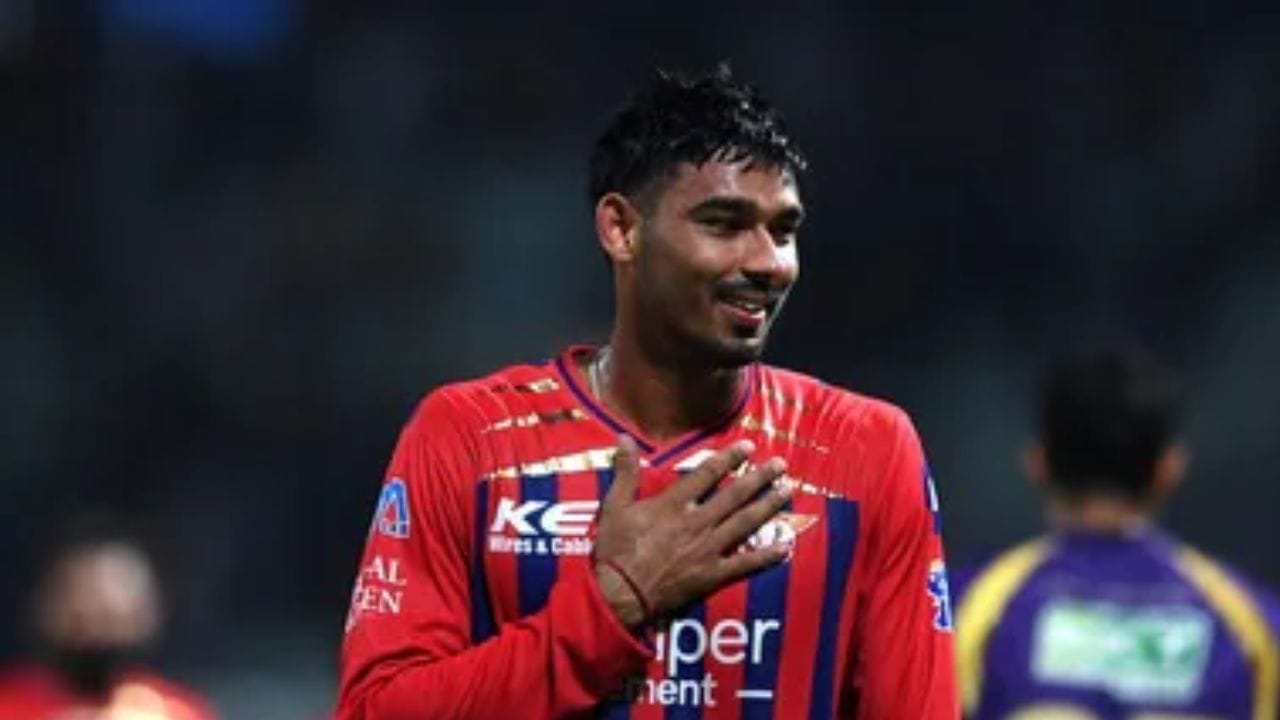 અંતિમ બોલ પર જીત માટે ફક્ત 1 રનની જરૂર હતી, ત્યારે KKR સુપર ઓવરના બેરલ તરફ જોતો રહ્યો. વૈભવે બીજો શાનદાર બોલ ફેંક્યો; આ વખતે, તેણે બાઉન્સરથી બેટ્સમેનને આઉટ કર્યો. મુકુલ બોલનો સંપર્ક પણ કરી શક્યો નહીં, છતાં બંને ખેલાડીઓ દોડવા લાગ્યા. વિકેટકીપર અંગક્રિશ રઘુવંશી માટે જોસ બટલરની જેમ જ પરાક્રમ કરવાની તક હતી, પરંતુ તે સીધો હિટ ફટકારવામાં નિષ્ફળ ગયો. રિપ્લેમાં જાણવા મળ્યું કે જો રઘુવંશી બોલથી વિકેટો ફટકારવામાં સફળ થયો હોત, તો અવેશ ખાન રન આઉટ થયો હોત, અને મેચ સુપર ઓવરમાં ગઈ હોત. (ફોટો ક્રેડિટ-Google)