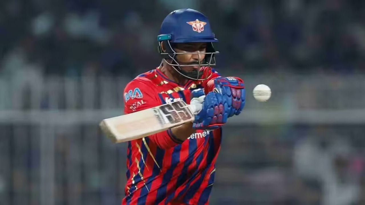 અંતિમ ઓવર પહેલા, લખનૌ સુપર જાયન્ટ્સને જીત માટે ફક્ત 14 રનની જરૂર હતી; જોકે, ગૂંચવણ એ હતી કે મુકુલ ચૌધરીને બદલે અવેશ ખાન સ્ટ્રાઈક પર હતો. મિડ-વિકેટ તરફ એક સરળ સિંગલ લઈને, તેણે સફળતાપૂર્વક મુકુલ ચૌધરીને સ્ટ્રાઈક ઓવર સોંપી દીધી. હવે, બધાને ખબર હતી કે મુકુલ બાકીના પાંચેય બોલનો સામનો કરશે.જ્યારે મુકુલ ચૌધરીએ ઓવરના બીજા બોલ પર છગ્ગો ફટકાર્યો, ત્યારે લખનૌ સુપર જાયન્ટ્સને વિજયનો અહેસાસ થવા લાગ્યો. છતાં, તેમને જીત સીલ કરવા માટે હજુ પણ 4 બોલમાં 7 રનની જરૂર હતી. (ફોટો ક્રેડિટ-Google)